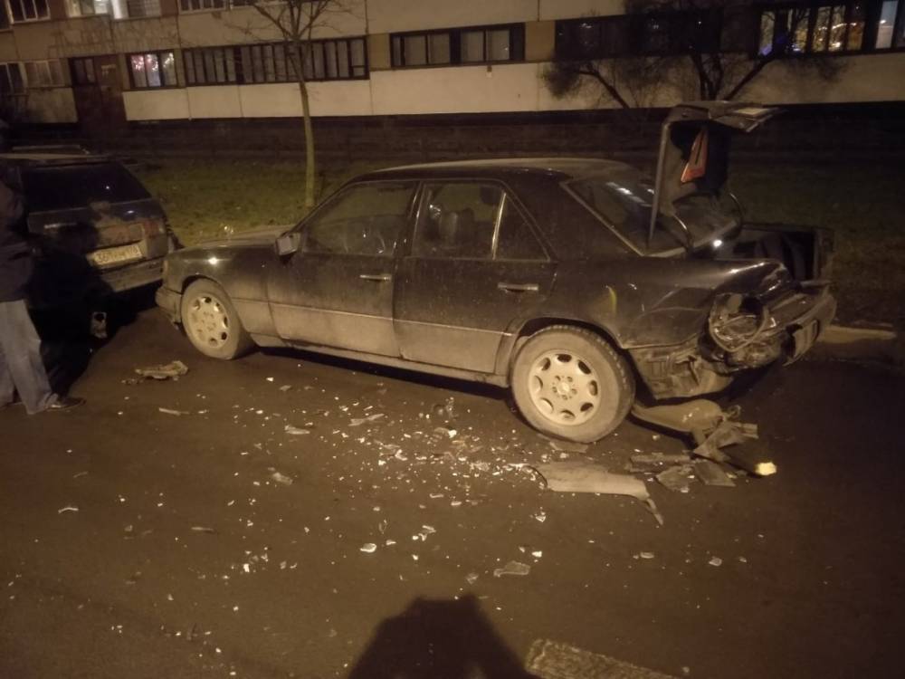 Неизвестная иномарки разбила припаркованный Mercedes на улице Солдата Корзуна