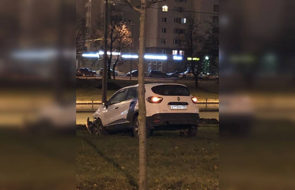 Среди ночи на газоне проспекта Славы забыли разбитый каршеринговый автомобиль