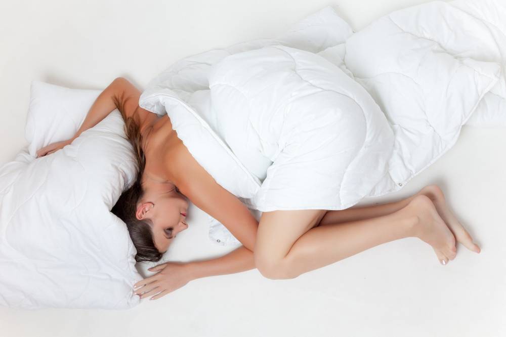 Врачи рассказали, как позы для сна могут стать причиной серьёзных заболеваний