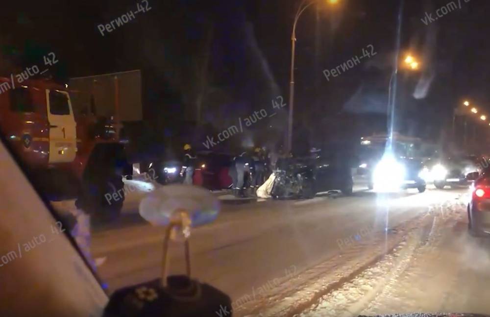 Появились фото и видео массового ДТП с пострадавшими на въезде на мост в Кемерове