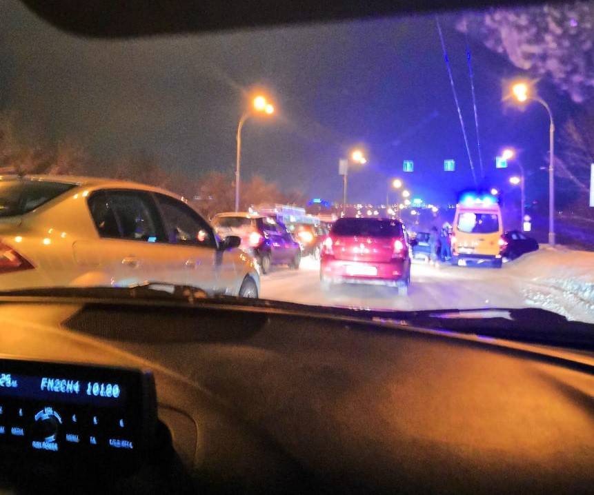 Столкнулись 7 авто: в ГИБДД рассказали подробности ДТП на въезде на мост в Кемерове