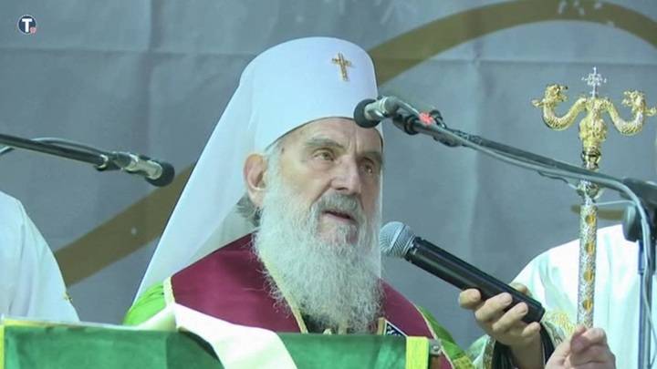 Православные Сербии провели богослужение в центре столицы в поддержку своей церкви