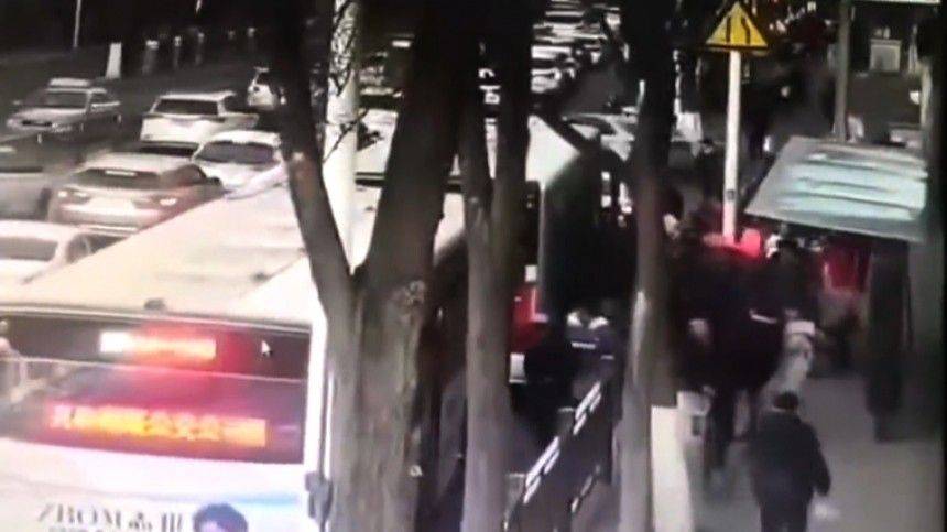 Автобус провалился под землю в Китае после обвала дороги, шесть человек погибли