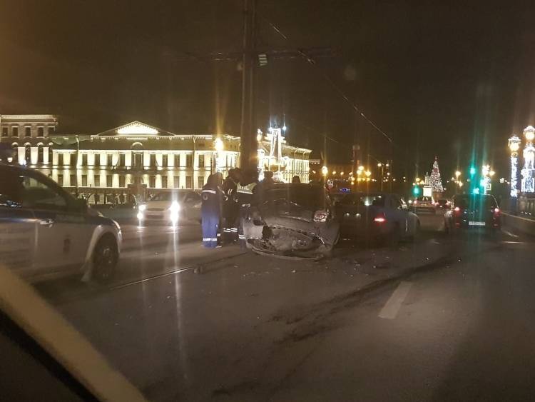 Петербуржец пострадал при ДТП из трех автомобилей на Троицком мосту