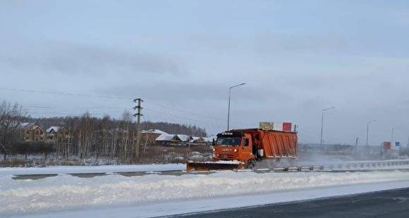 На очистку трасс Челябинской области после снегопадов вывели 185 единиц техники