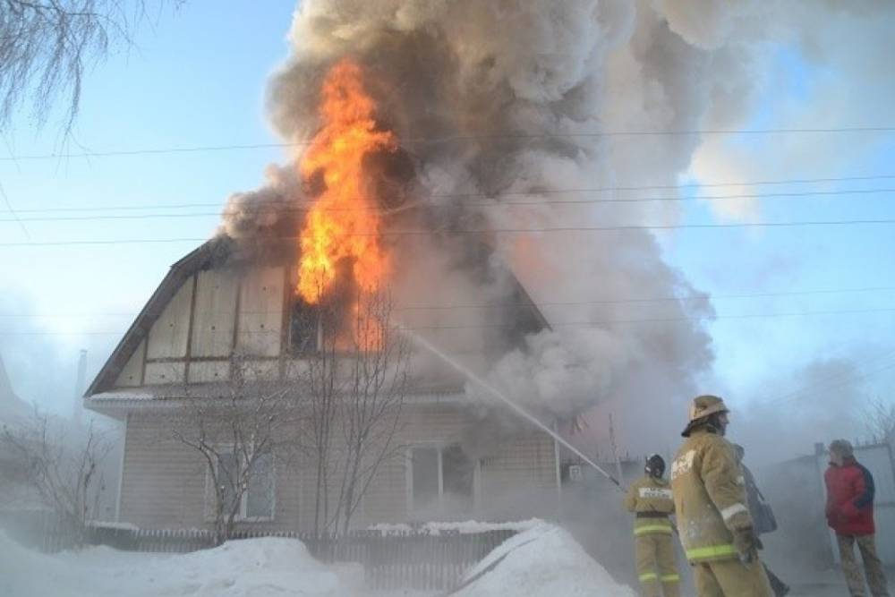 В Валдае пожарные спасли хозяина горящего дома