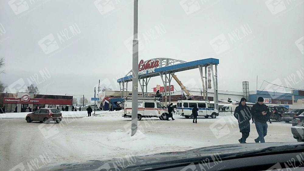 «Всех эвакуировали, ищут бомбу»: в Кемерове снова оцепили крупный городской рынок