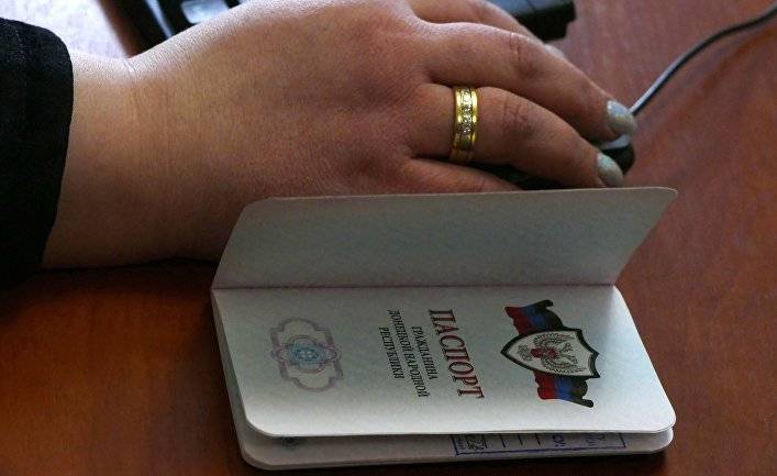 Страшно и днем, и ночью: почему гулять с украинским паспортом в Донбассе опасно для почек (Апостроф, Украина)