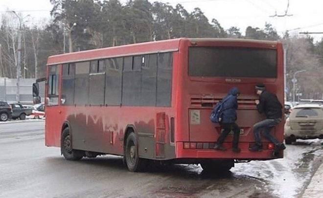 Соцсети: в Казани сняли, как дети катаются, зацепившись за автобус