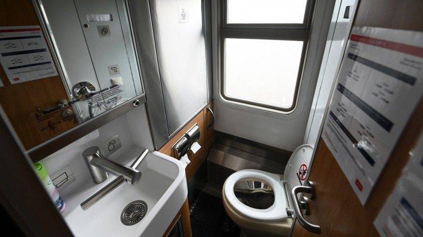 Видео: Полуголая пассажирка поезда швырнула маленького сына в туалет