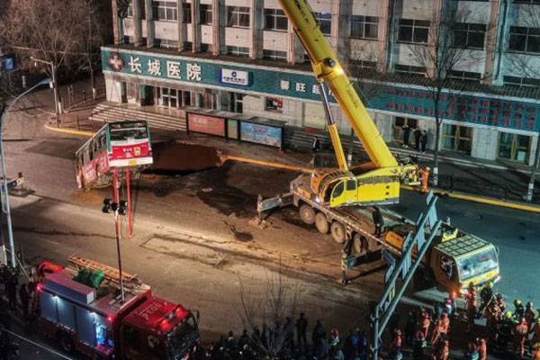 В Китае автобус провалился под землю, шестеро погибших