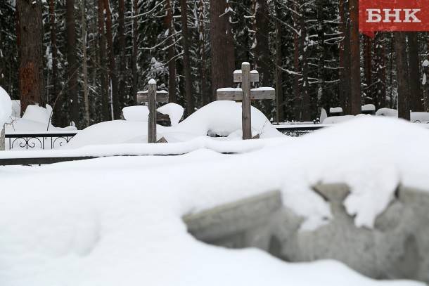 В Воркуте из-за снега гроб с умершим мужчиной везли до могилы на санках