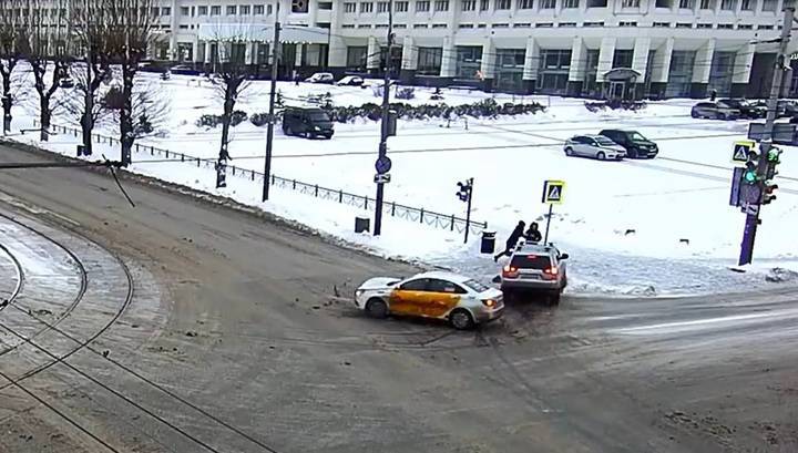 В Перми машина сбила дорожный знак, отправивший в нокаут пешехода. Видео