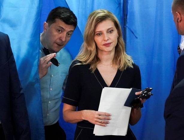 Новый президент Украины уволил жену Порошенко, назначив на ее пост свою супругу
