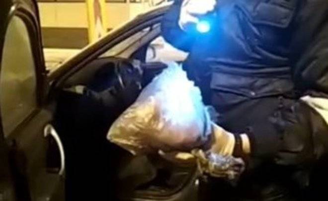 В Татарстане задержали водителя, перевозившего почти килограмм наркотиков