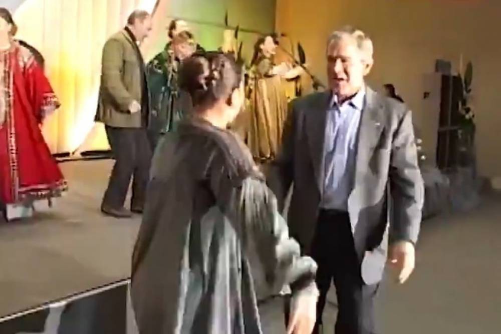 Опубликовано архивное видео танца Путина и Буша под Сударыню-барыню