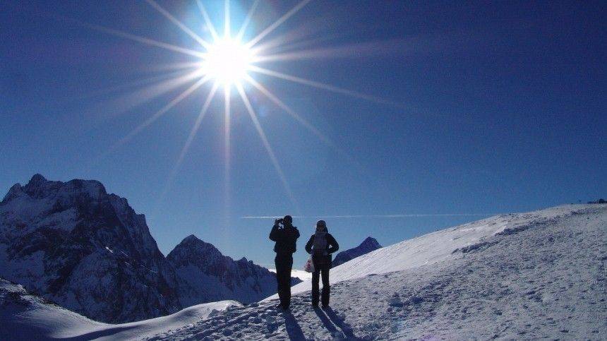 На Эльбрусе альпинист чудом выжил после падения с высоты почти пяти тысяч метров