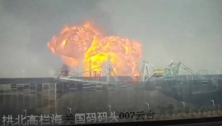 Мощный пожар возник после взрыва на нефтехимическом заводе в Китае. Видео