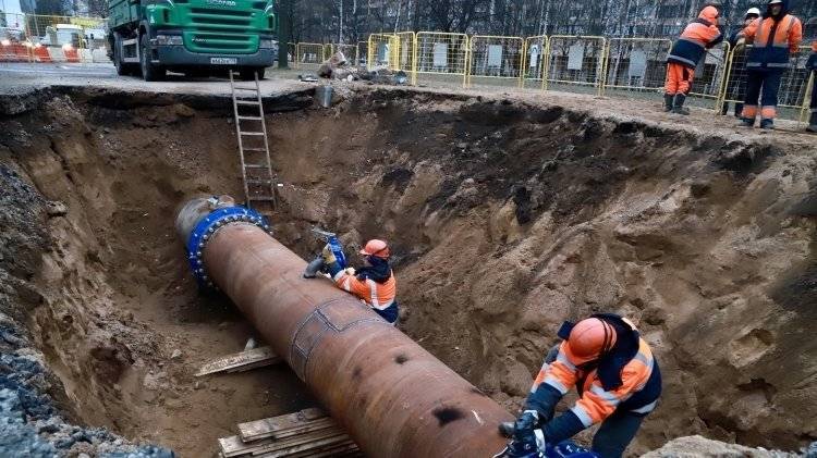 Поврежденный участок водовода в Петербурге заменили после прорыва