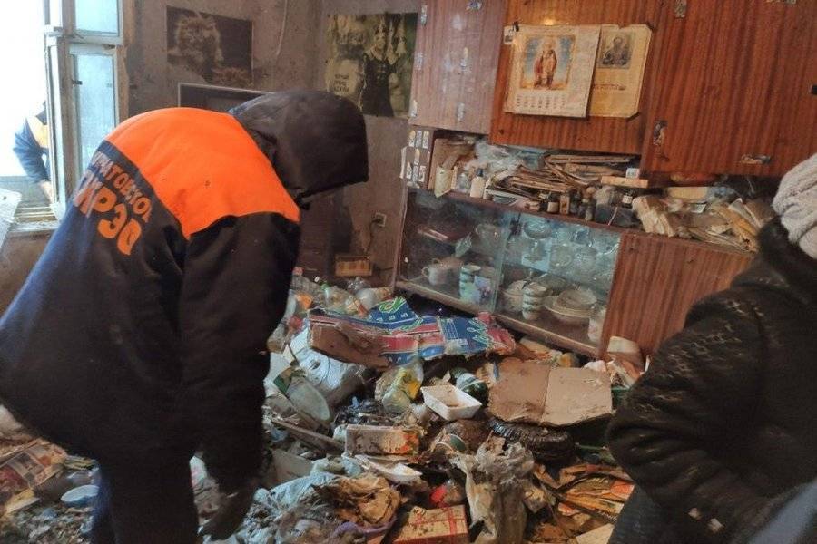 Из квартиры уборщицы в Челябинске вывезли четыре самосвала мусора