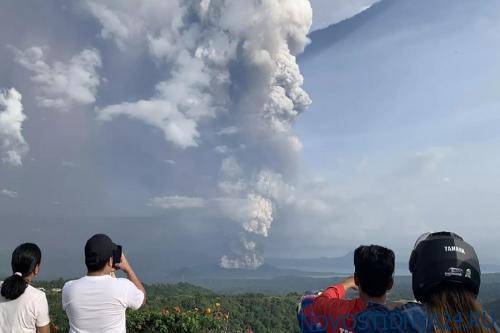 Полмиллиона человек оказались под угрозой извержения вулкана на Филиппинах