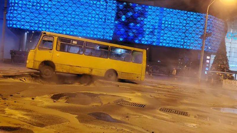 ТЦ в Киеве затопило кипятком (видео)