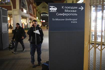 Выбросившую ребенка из купе полуголую россиянку сняли с поезда в Крым