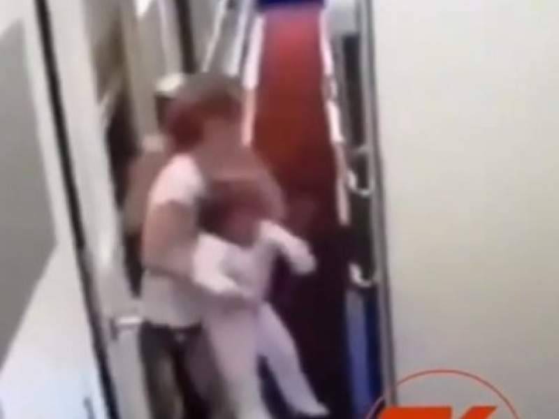 Полуголая мать в поезде Симферополь-Москва выкинула из купе младенца