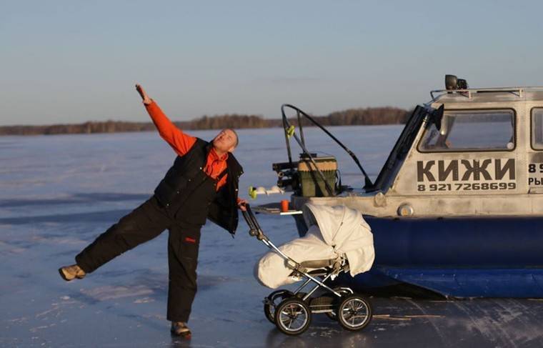 Пару из Карелии могут оштрафовать за прогулку по тонкому льду с младенцем