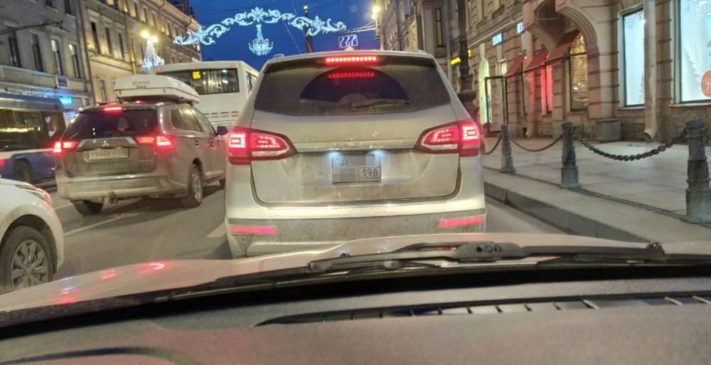 На дорогах Петербурга стали заметны машины с необычными квадратными госномерами