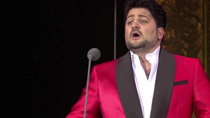 Муж Нетребко опроверг слухи об отказе выступать с армянской певицей