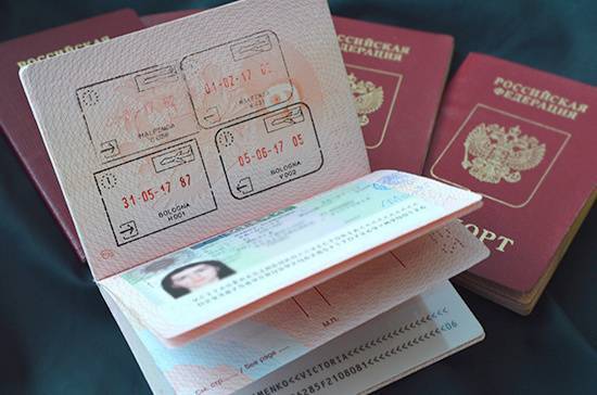 Россиянам планируют выдавать новый вид служебных паспортов