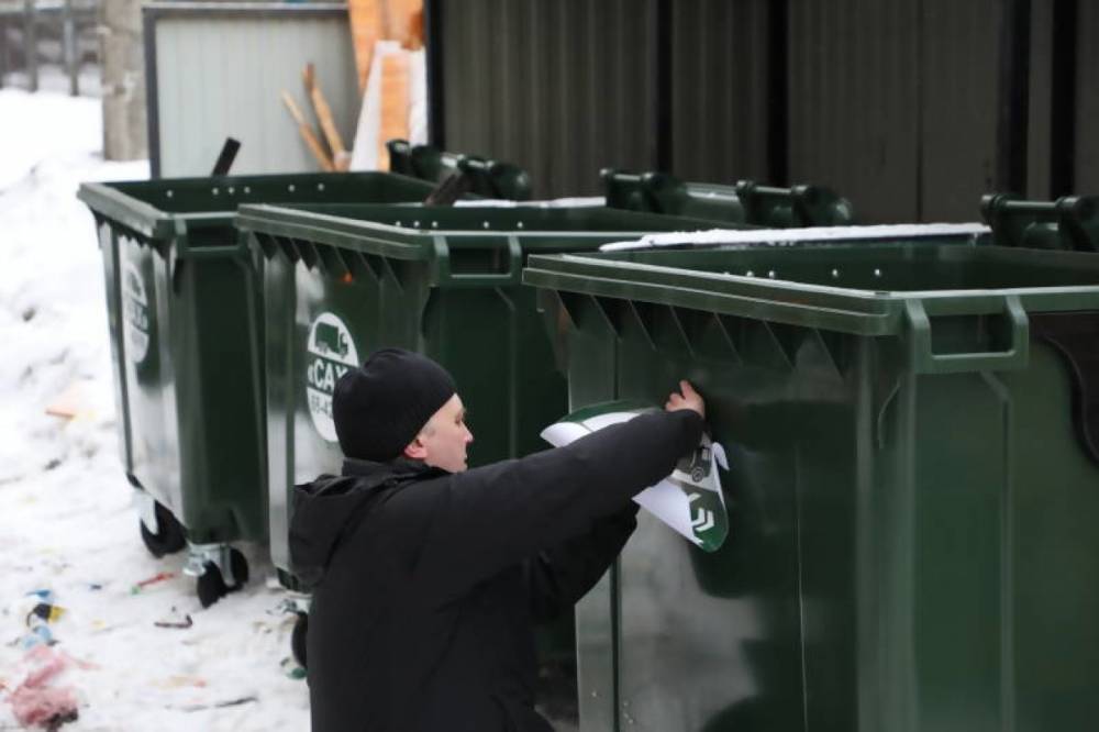 В Архангельске вместо вывезенных мусорных контейнеров устанавливают новые
