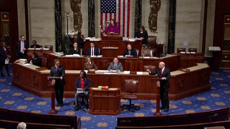 Демократы обсуждают стратегию передачи статей импичмента Сенату