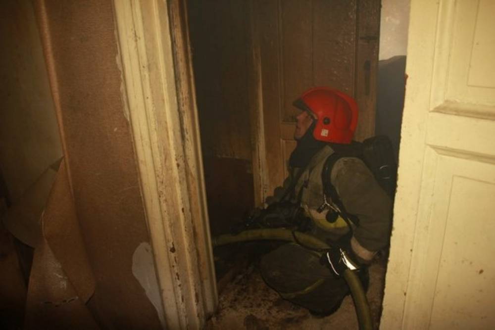 В Пскове сотрудники МЧС спасли человека из горящего подвала