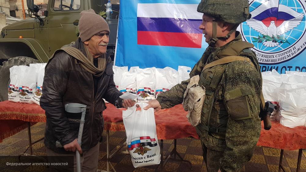 Жители сирийской Думы получили от российских военных продовольственные наборы
