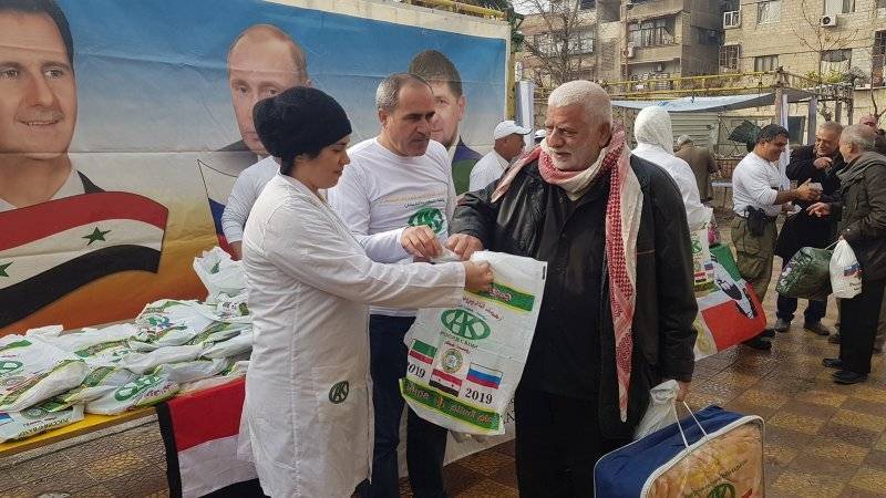 Россияне вновь порадовали сирийцев продовольствием и подарками для школьников