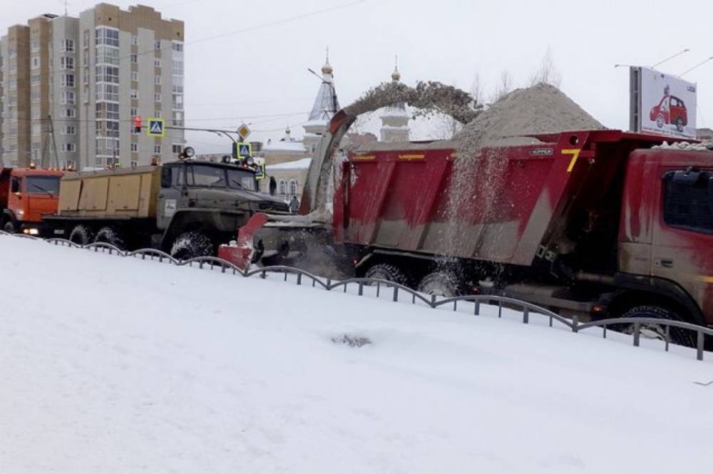 За сутки коммунальщики Сыктывкара вывозят с улиц по 3,5 тыс. «кубов» снега