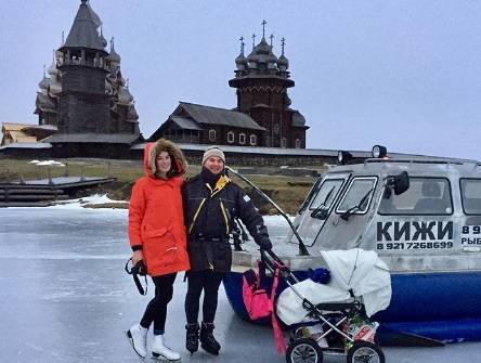 Российская семья проехала с маленьким ребенком по тонкому льду Онежского озера