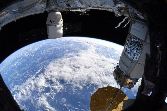 Астронавт поделилась фото Земли из космоса, но некоторые не поверили в их подлинность
