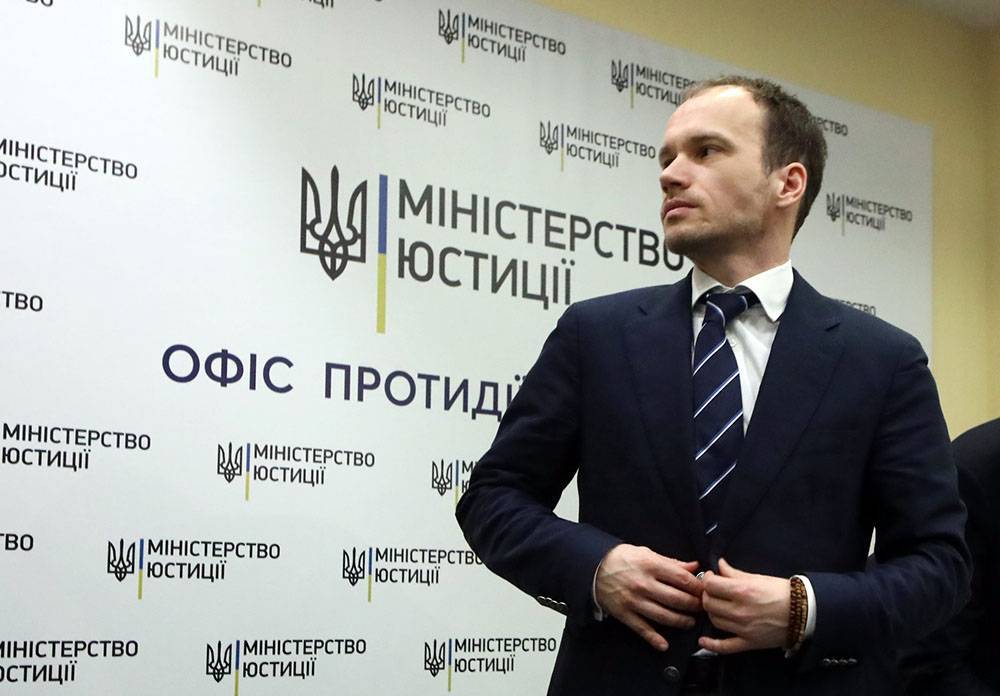 Недовольный зарплатой украинский министр выписал себе огромную премию