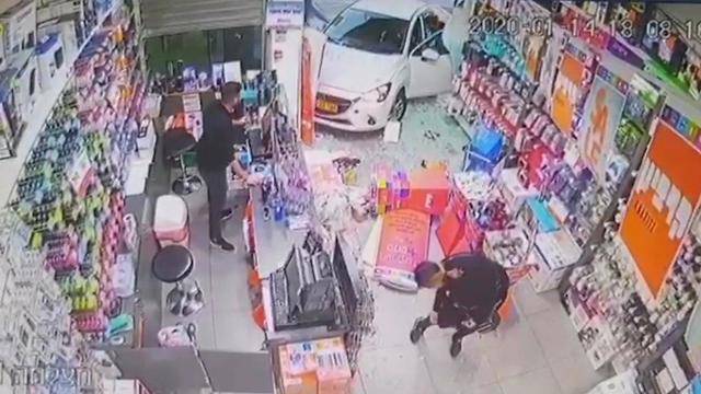 Видео: машина въехала в магазин канцтоваров в Кирьят-Ате
