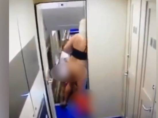 Пьяная россиянка без трусов выбросила дочь в туалет поезда
