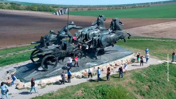 В рамках декоммунизации: в украинской Каховке планируют снос памятников Гражданской войне