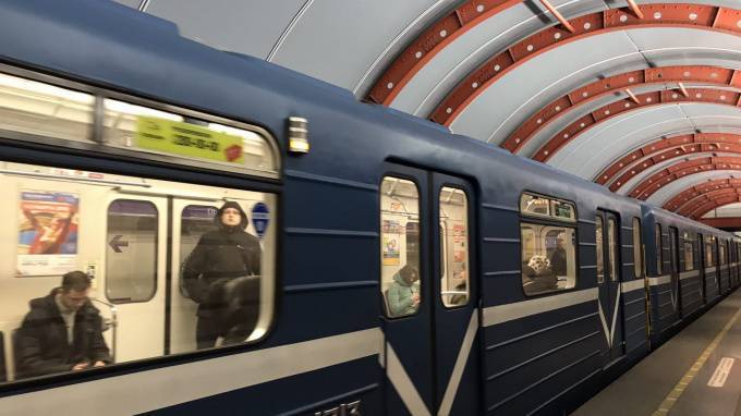 В метро Петербурга объяснили, как электричество подается в сеть поезда