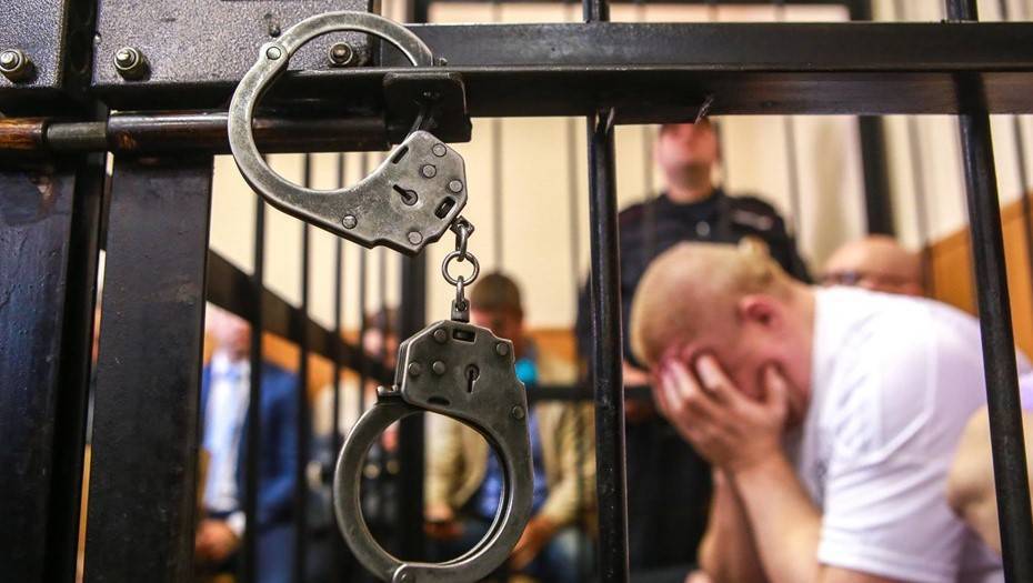 Напавшего с топором на брокеров в Петербурге освободили в зале суда