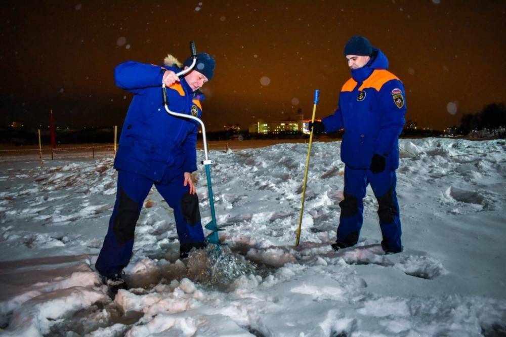 Сотрудники ГИМС проверили лед на Семеновском озере перед предстоящим Крещением