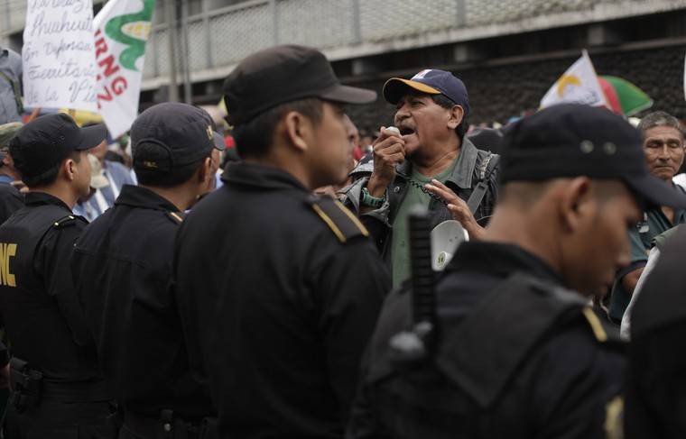 Протестующие забросали яйцами экс-президента Гватемалы Моралеса