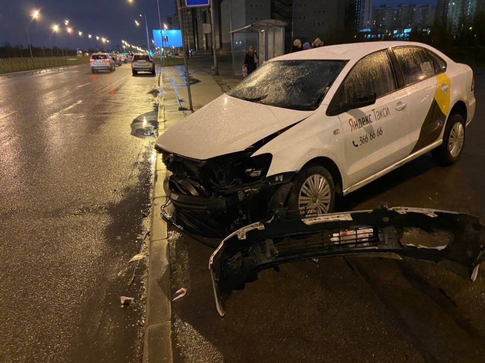 Автомобиль «Яндекс.Такси» снес ограждение на перекрестке Маршала Казакова и Доблести