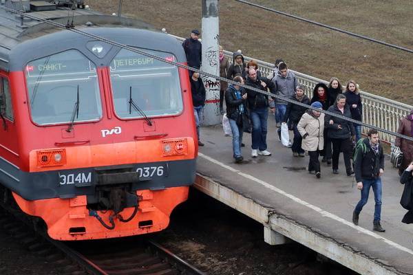 Новые правила оформления проездных оставили без льгот пассажиров электричек Ленобласти